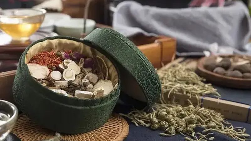 在使用艾灸养生馆专用艾条时，还需注意以下几点：